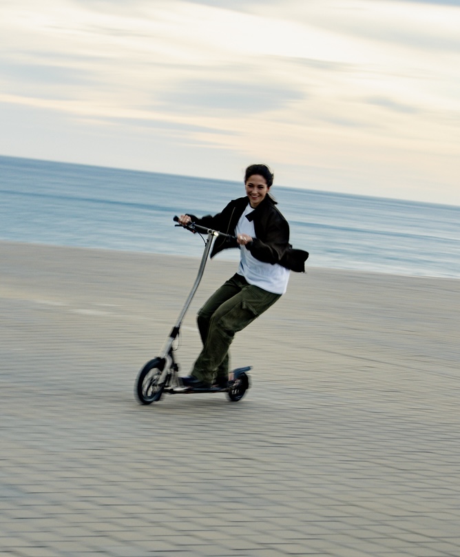 Trottinette Urban Native T9 — glissade sur la promenade du bord de mer, méditerranée en arrière-plan