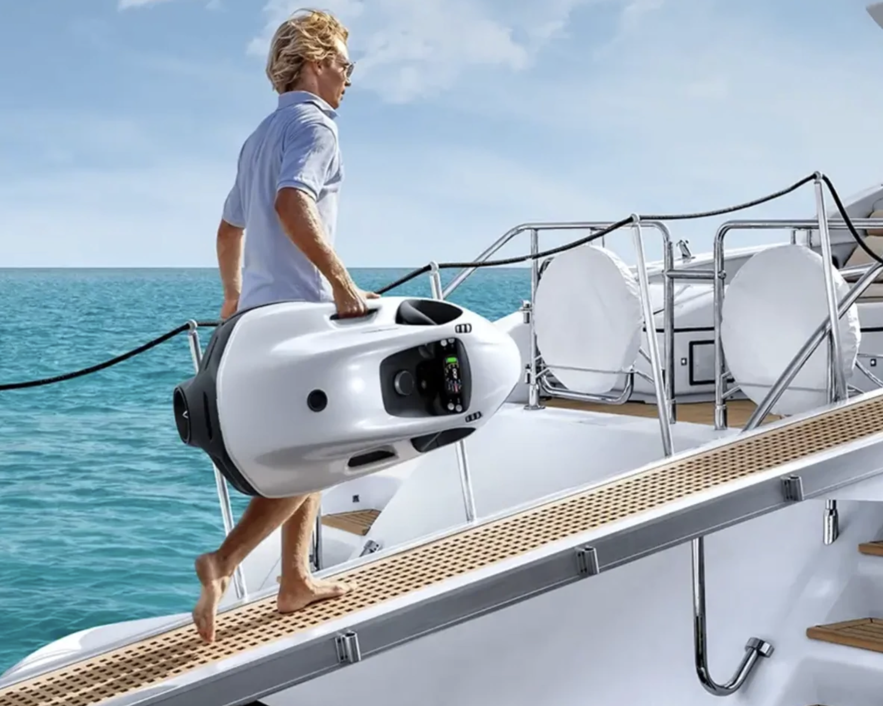 SEABOB F9 — passager descendant la passerelle du yacht avec le scooter sous-marin