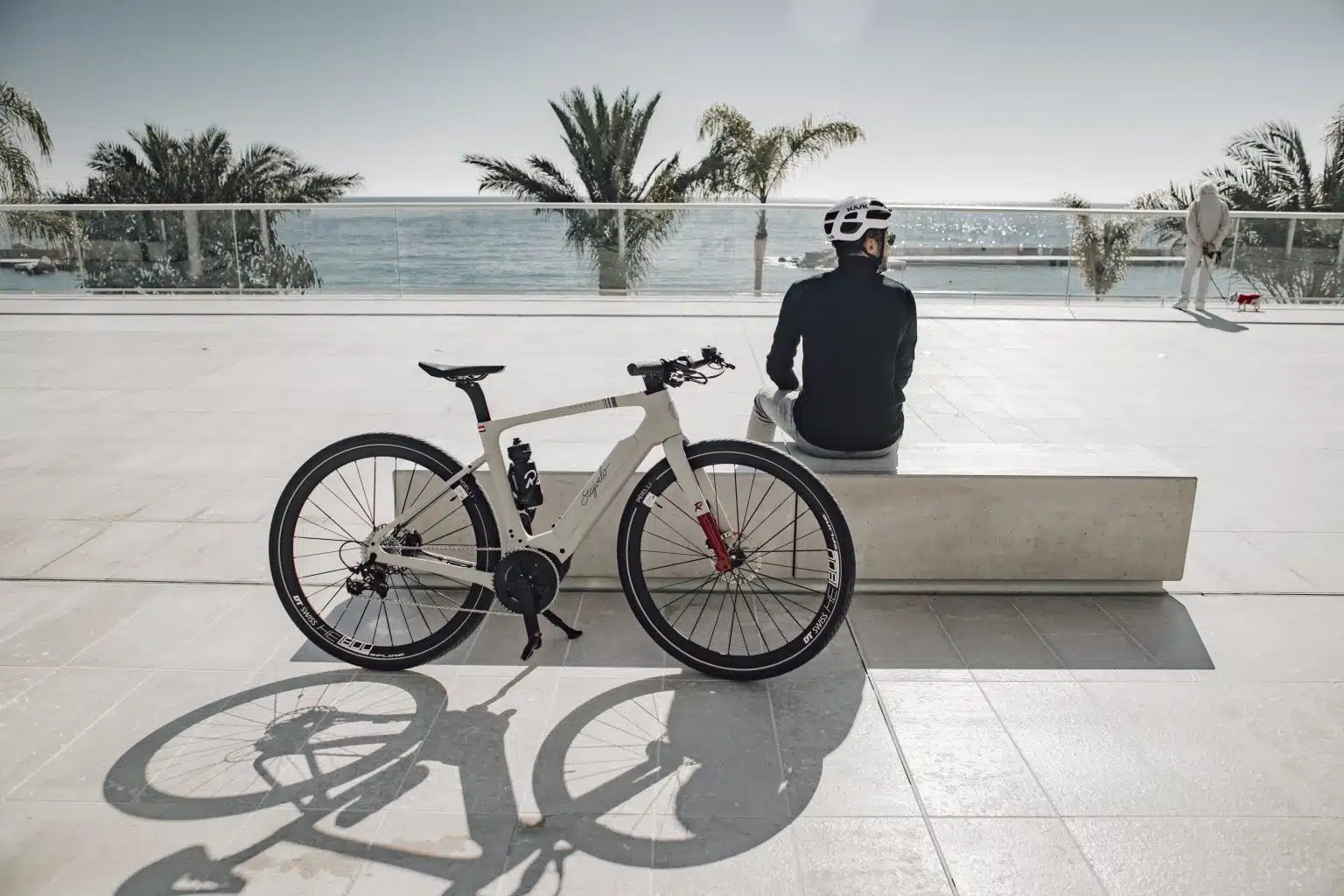 Vélo électrique Stajvelo — stationné sur une esplanade face à la mer, Monaco